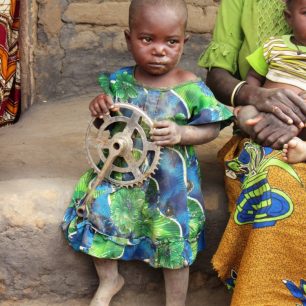 Holčička s hračkou