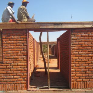 Na stavbě Česko-Slovenské nemocnice ve Fanuelu, Malawi