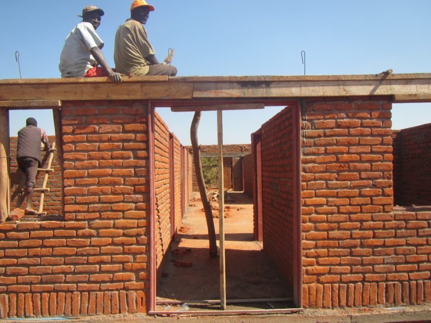 Na stavbě Česko-Slovenské nemocnice ve Fanuelu, Malawi