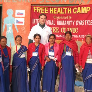 V nepálské horské vesnici na léčebném výjezdu s dobrovolnicemi