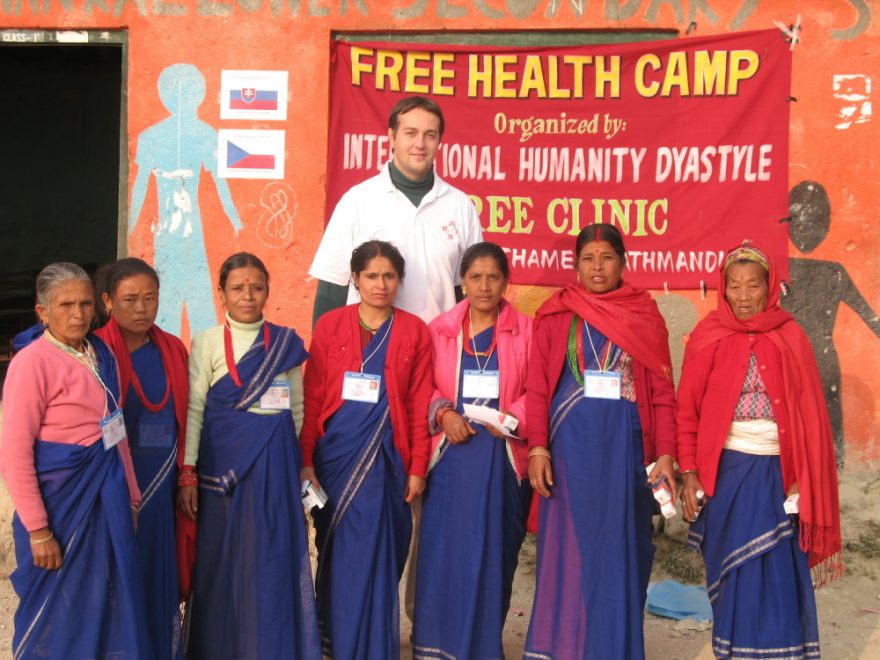 V nepálské horské vesnici na léčebném výjezdu s dobrovolnicemi