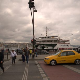 Stopem, autobusem i trajektem, Irán