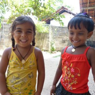 Děti přihlíží výrobě kokies, Srí lanka