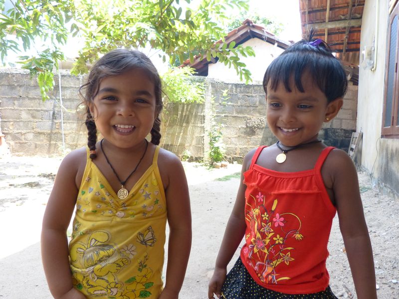 Děti přihlíží výrobě kokies, Srí lanka