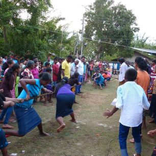 Ženy soutěží v přetahování provazem, Srí lanka