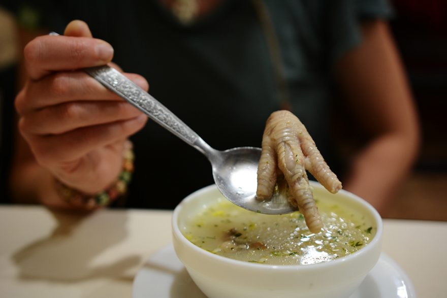 Místní pochoutka, kuřecí pařátek, Ekvádor