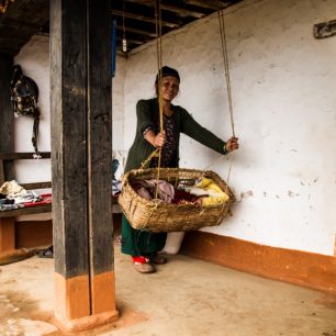 Veranda před domem slouží jako společenská místnost a třeba i místo na uspáváí batolat, Nepál