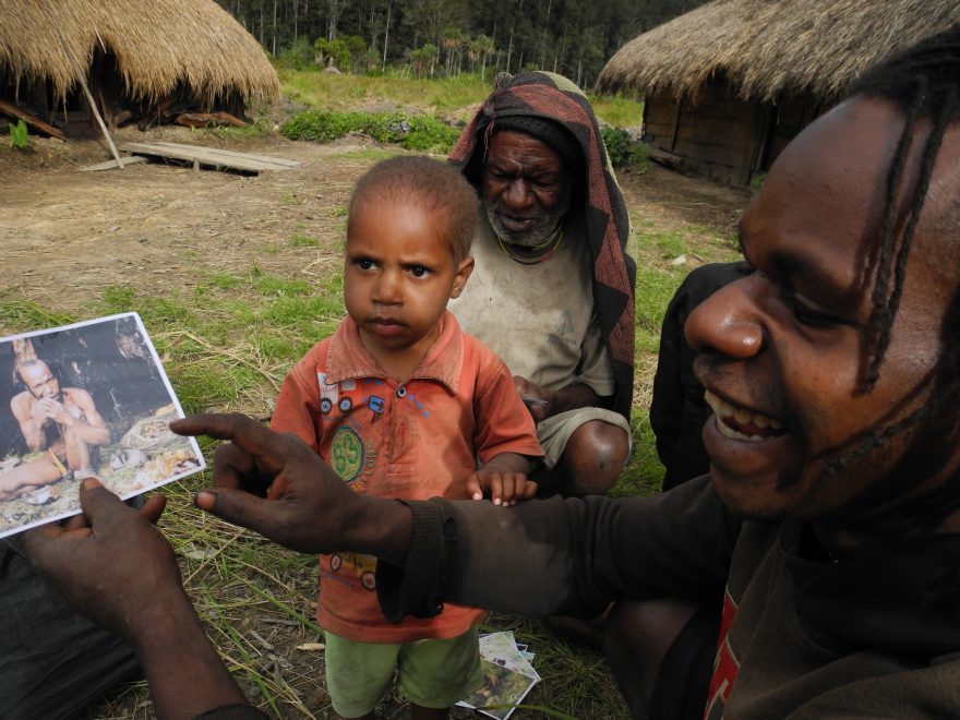 Přivezené staré fotky budily doslova nadšení   (Západní Papua - Indonésie)