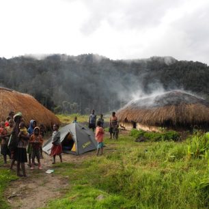Stan jsme postavili přímo před domem Senkjůa (Západní Papua - Indonésie)