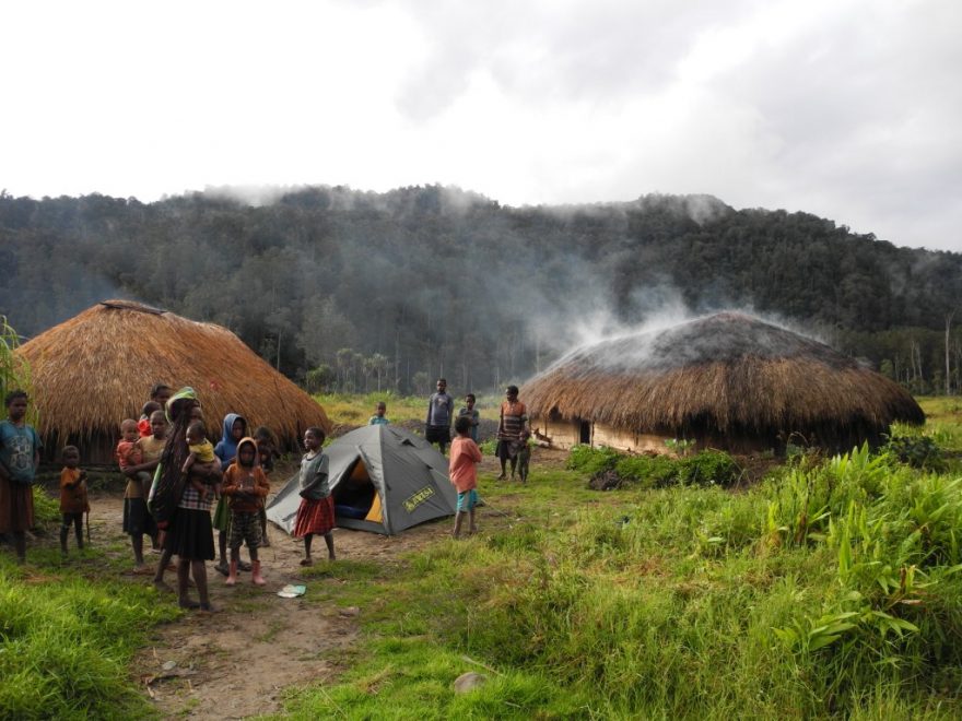 Stan jsme postavili přímo před domem Senkjůa (Západní Papua - Indonésie)