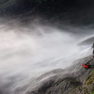 Monumentálný vodopád padajúci do Trou de Fer