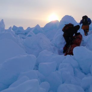 Na 87,8 stupni cestou na Severný pól nás chytil veľmi silný drift. Teplota klesla na -36 stupňov.