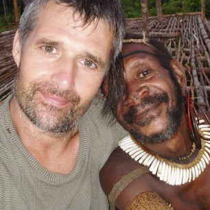 Novy priatel na mna mieril vcera este sipmi, Nová Guinea, Kombai, rok 2004
