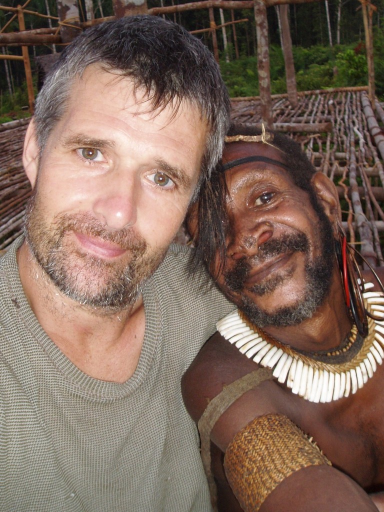 Novy priatel na mna mieril vcera este sipmi, Nová Guinea, Kombai, rok 2004