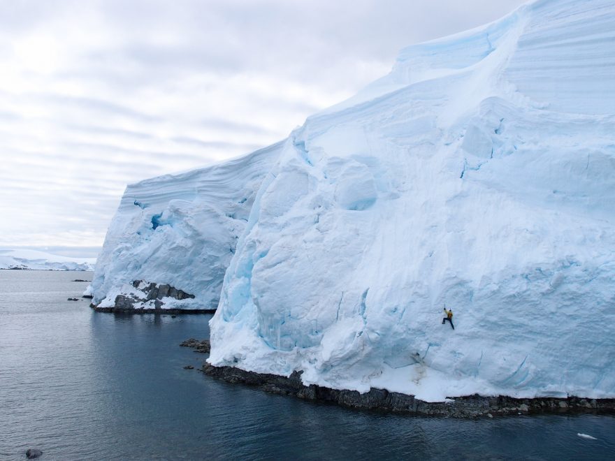 Antarktida - výstup Máry Holečka na Monte Semila.