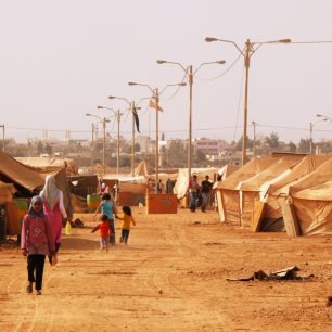 Den na vysušené, oranžové pláni, zastavěné stany, Jordánsko