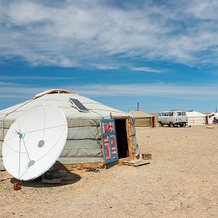 Jurta a satelitní anténa, Mongolsko