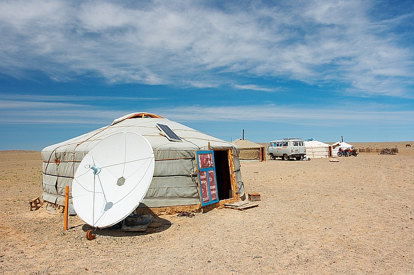 Jurta a satelitní anténa, Mongolsko