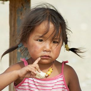 Mongolská holčička s kouskem sýra