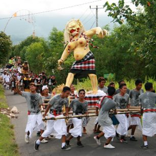Z některých šla hrůza, Bali
