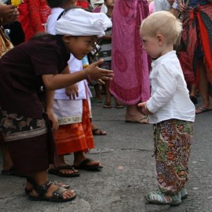 Děti vždy najdou společnou řeč, Bali