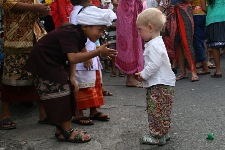 Děti vždy najdou společnou řeč, Bali