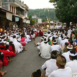 Shromáždění při oslavách, Bali