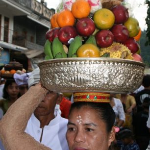 Obětiny pro bohy s pečeným kuřetem navrchu, Bali