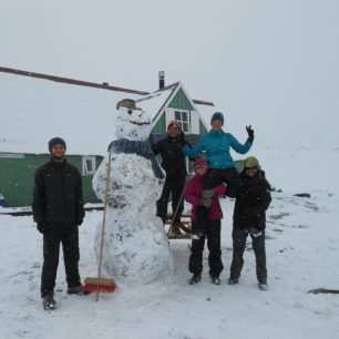 Stavaní sněhuláka v srpnu_Snaefell