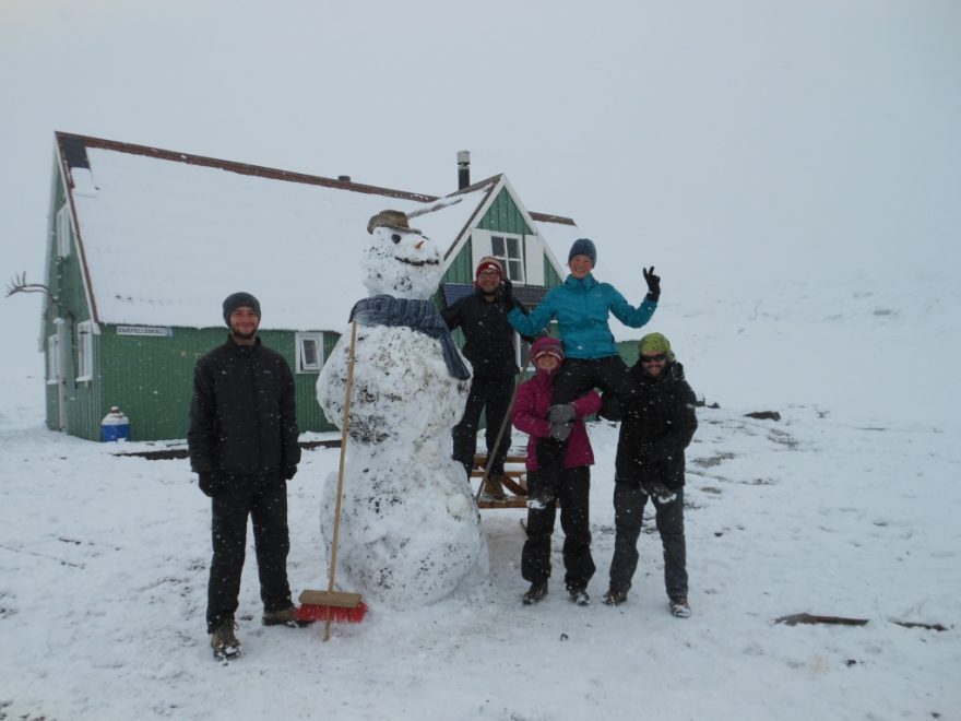 Stavaní sněhuláka v srpnu_Snaefell