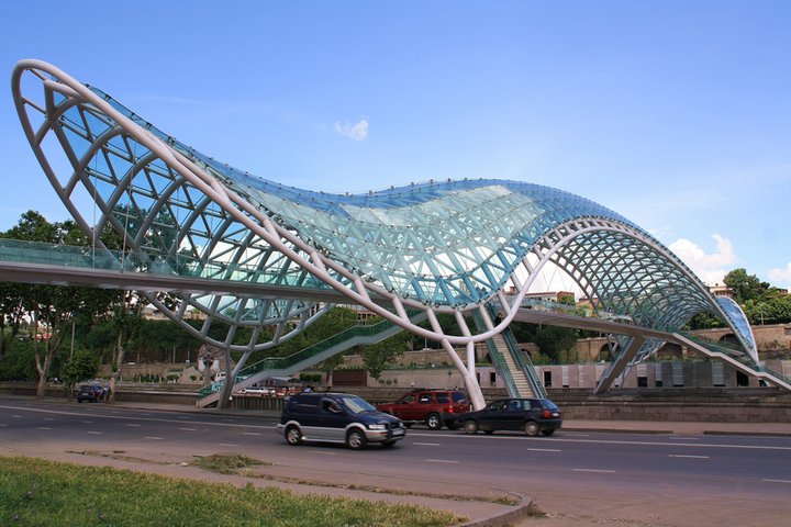 V Tbilisi najdete i architektonické kousky, Gruzie