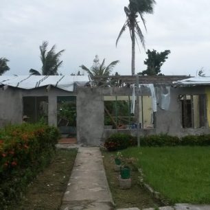 Budova školy v Alingarogu před tajfunem, Filipíny
