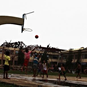 Hřiště na basketbal po řádění tajfunu, Filipíny