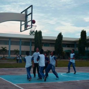 Hřiště na basketbal rok poté, Filipíny