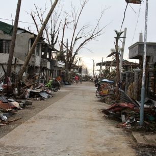 Jedna z ulic po řádění tajfunu, Filipíny