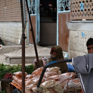 Cílem naší cesty byl Bandar Abbas u Perského zálivu, kde jsou stále k vidění ženy s tradičními barevnými maskami zakrývající jejich obličej
