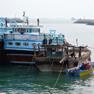 V Bandar Abbasu se mísí perské, arabské i indické vlivy. Kromě tradičních dřevěných lodí a rybolovu je místo proslulé i pašováním produktů všeho druhu.