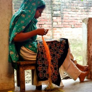 Ženy si v pauze mohou odskočit nakojit své děti do školky, Bangladéš