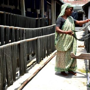Látky se roztahují po střeše, aby lépe schly, Bangladéš