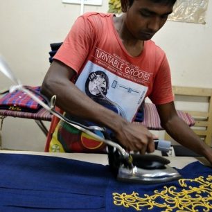 Muž s poetickým titulem Iron Man každý kousek vyžehlí, Bangladéš