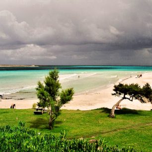 Pláž La Pelosa před bouřkou