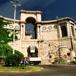 schodiště Passeggiata k citadele Bastione di Saint Remy