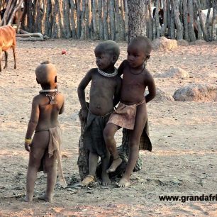 chlapci z kmene Himba (zatím nehledající manželku), region Kunene