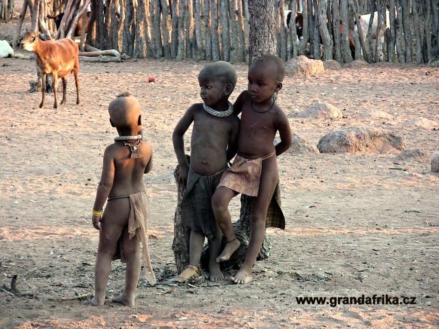 chlapci z kmene Himba (zatím nehledající manželku), region Kunene
