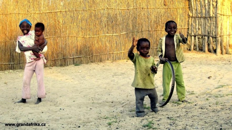 děti všude rády pózují, Capriviho pruh