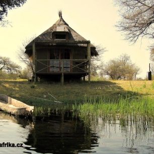 jedno z malebných ubytování v Capriviho pruhu u řeky Kwando