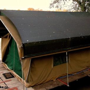 netradiční ubytování ve stanu na řece s krokodýly a hrochy