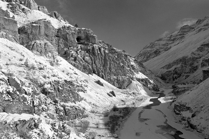 Vrcholem zimní návštěvy Zanskaru může být třeba návštěva kláštera Phuktal, umístěného ve skalní stěně.
