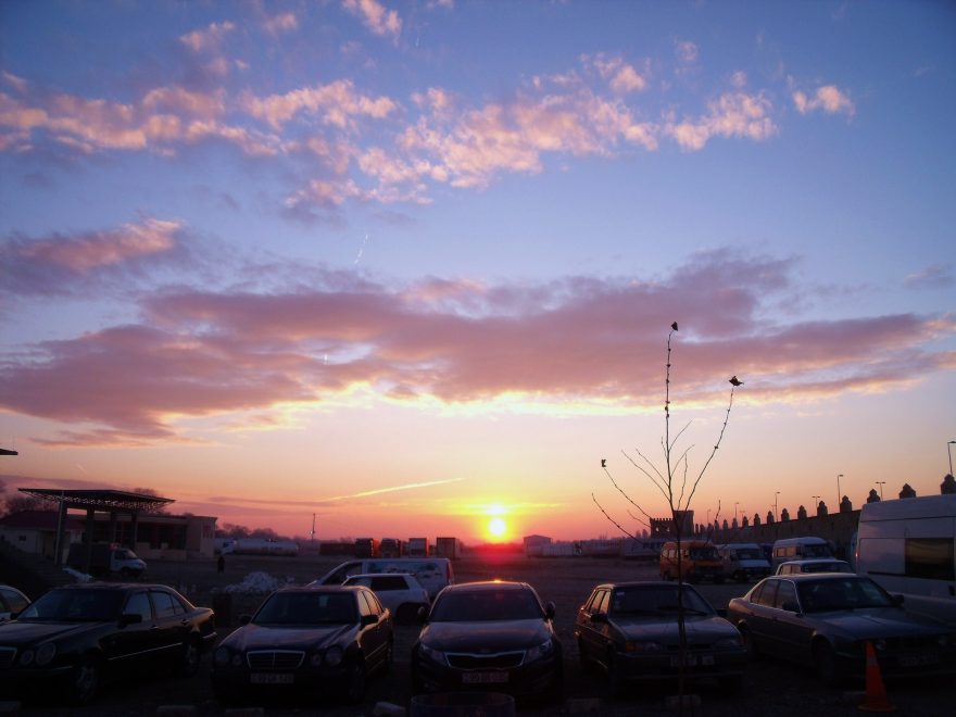 Východ slunce nad gruzínsko-ázerbajdžánském přechodu Şaxli 