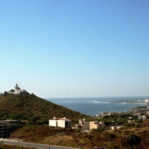 Turisté obývají pobřeží